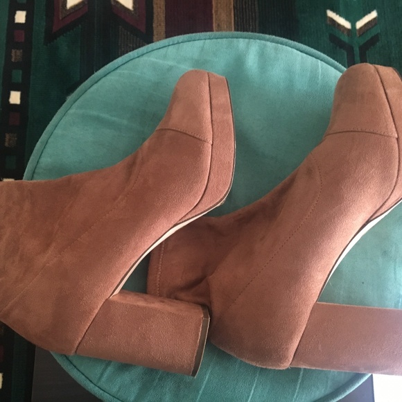 Sock Style Block Heals - Picture 1 of 2